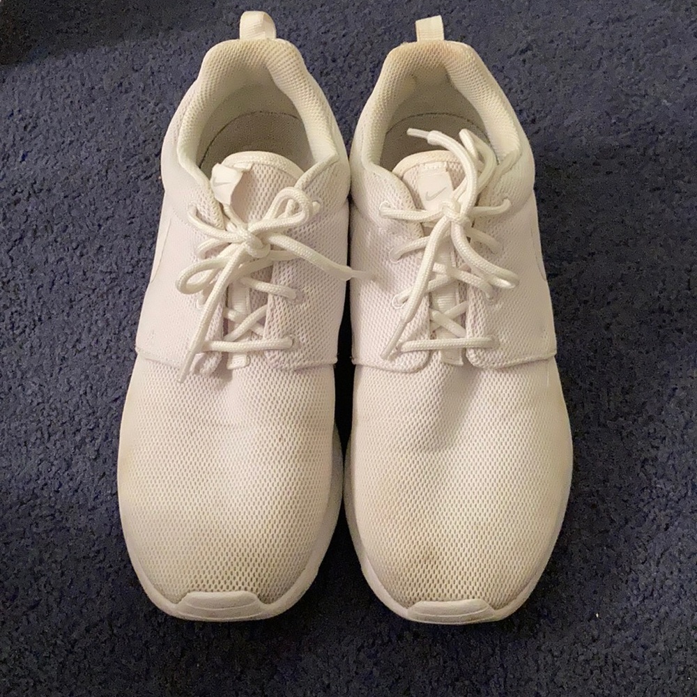 White Nike Roshe One